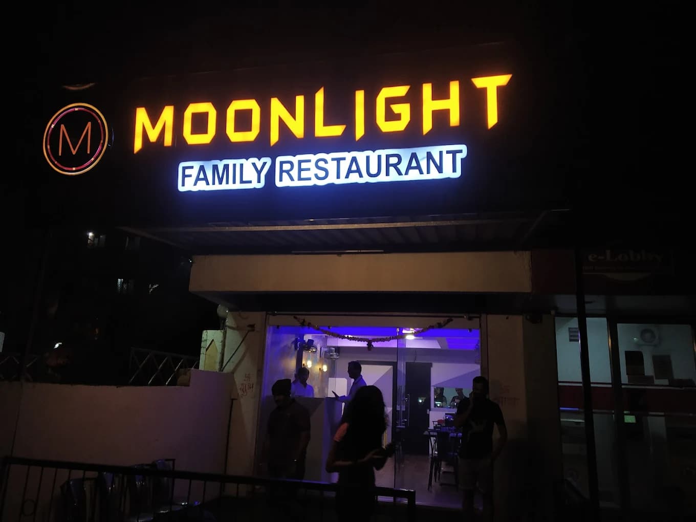MOONLIGHT Family Restaurant